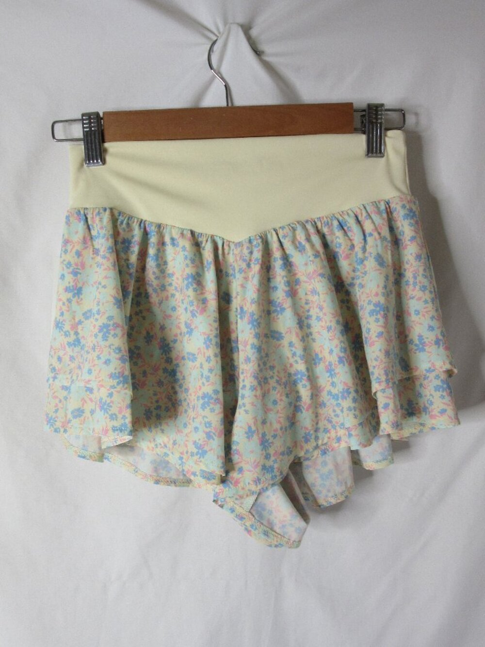 All in Motion Shorts High Rise Butter Yellow Floral and Top 2 pc Size XS NWT - Picture 2 of 11
